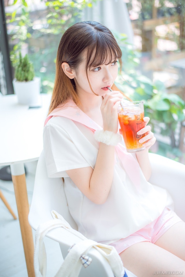 你若爱她，让你的爱像阳光一样包围她，并且给她自由。